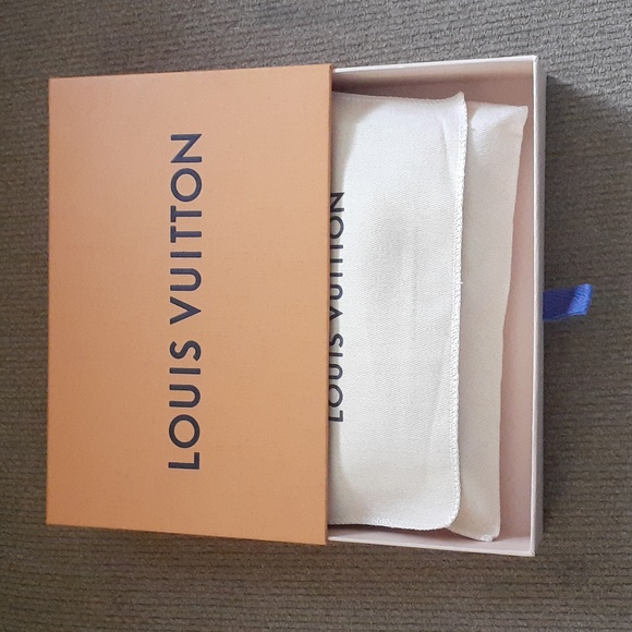 Louis Vuitton crossbody strap with duster and box - Picture 2 of 15